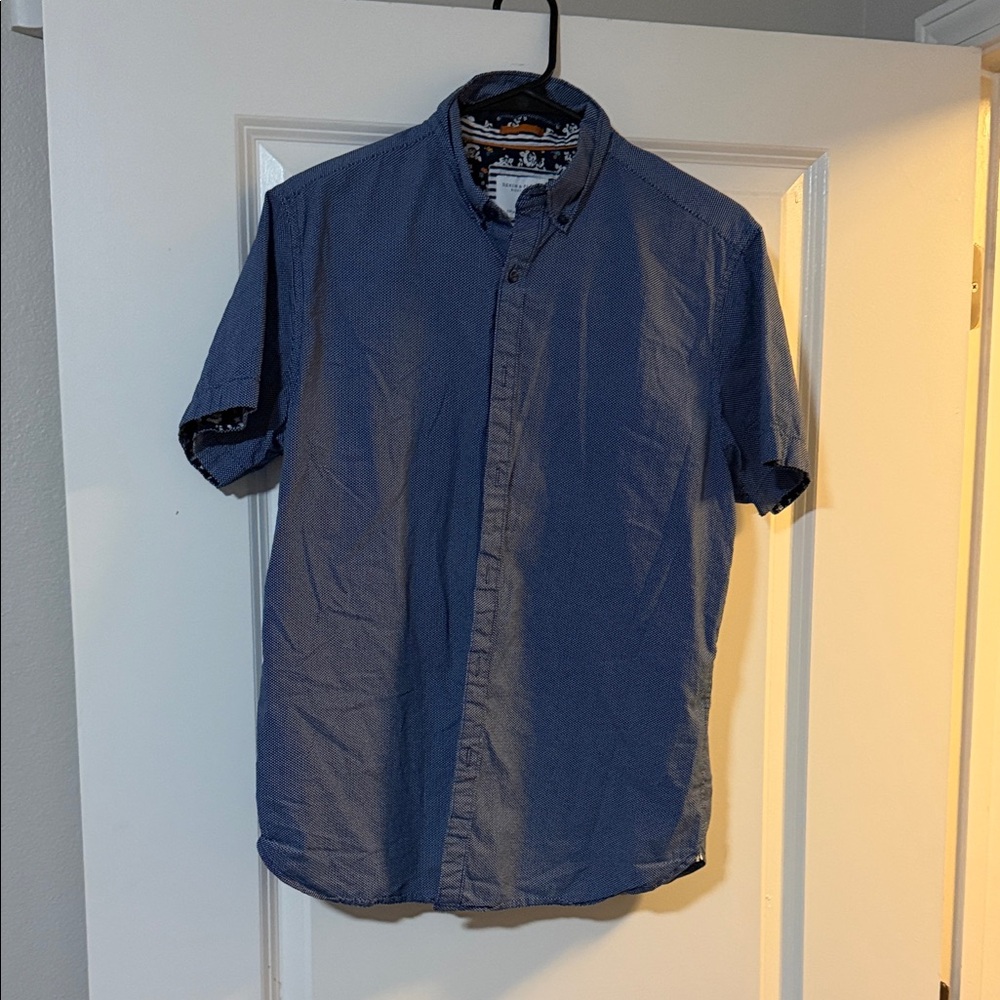 Men's Blue with small dots Short Sleeve Shirt. Medium.